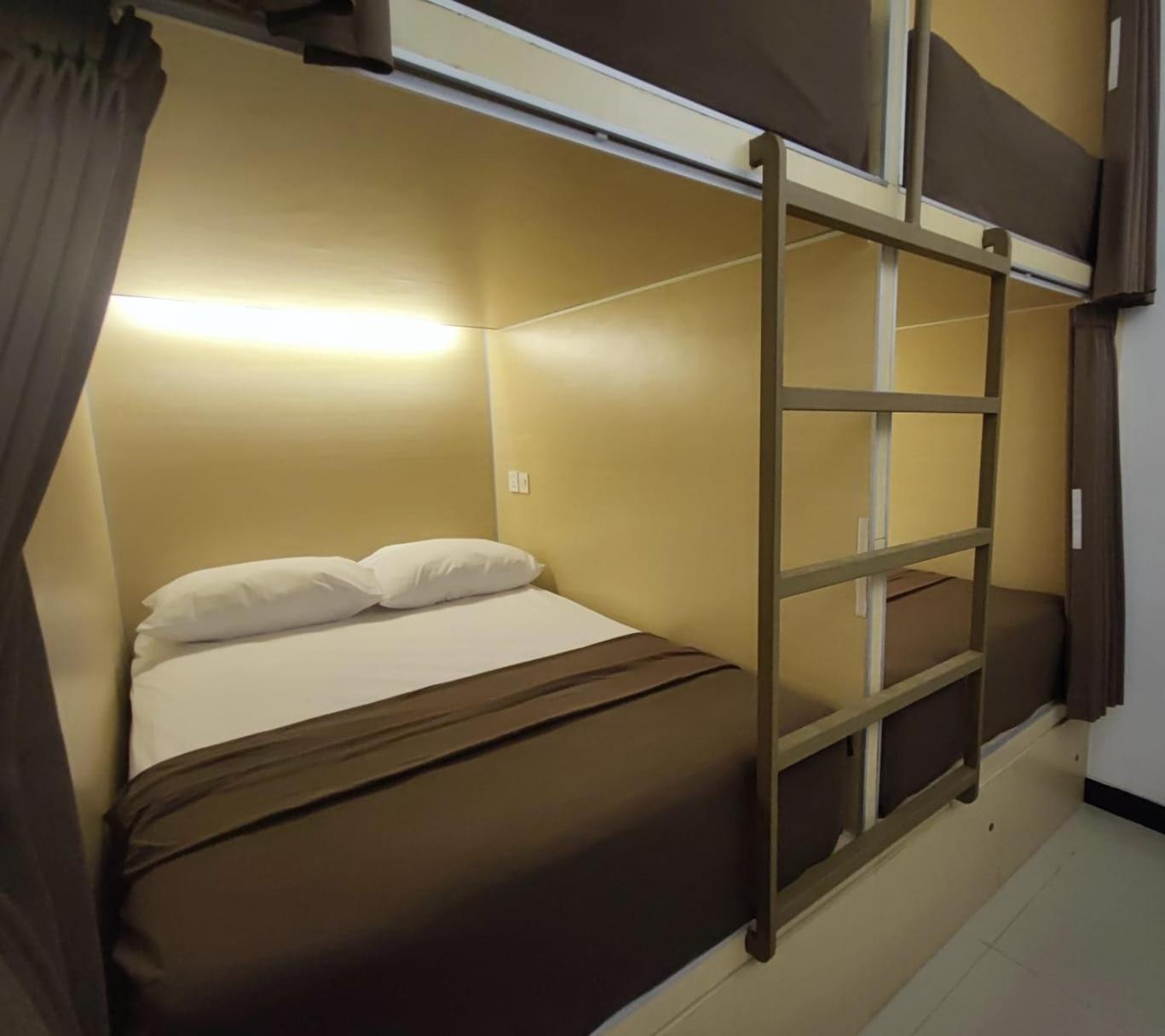 Hostel Fora Capsule Tuban Kuta Bali
